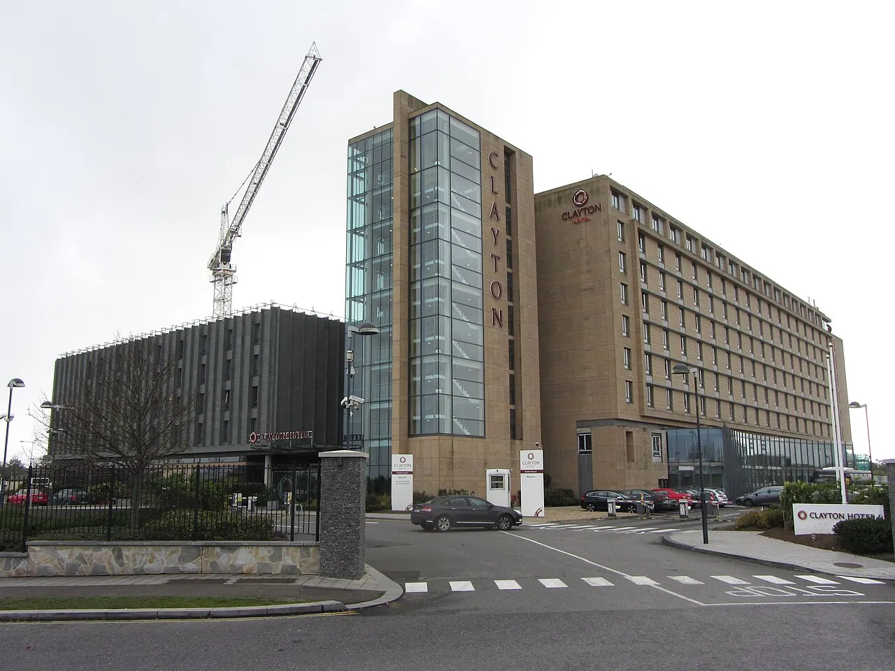 Où dormir près de l’aéroport de Dublin ? Cinq hôtels pour simplifier votre départ 3 Façade du Clayton Hotel Dublin Airport à Stockhole Lane