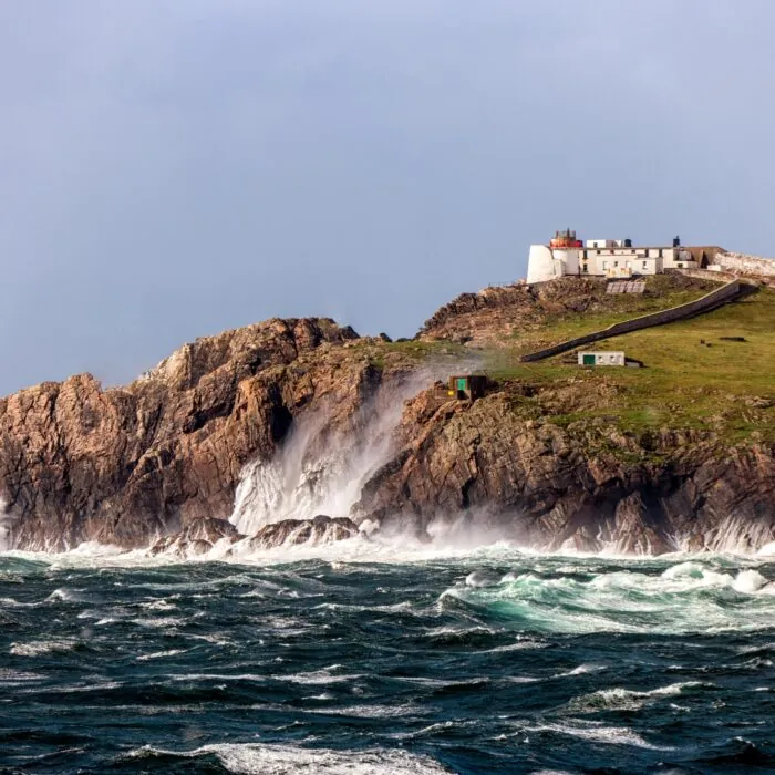 Les deux tours d’Eagle Island sur leur îlot rocheux, face à l’Atlantique dans le comté de Mayo