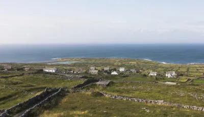 Maisons et parcelles de pierre d’Oghill sur Inis Mór, avec la mer à l’horizon