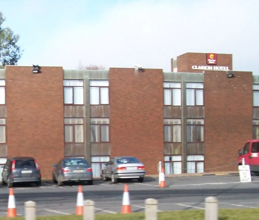 Où dormir près de l’aéroport de Dublin ? Cinq hôtels pour simplifier votre départ 1 Archive du bâtiment de l’actuel Maldron Hotel Dublin Airport sous l’enseigne Clarion