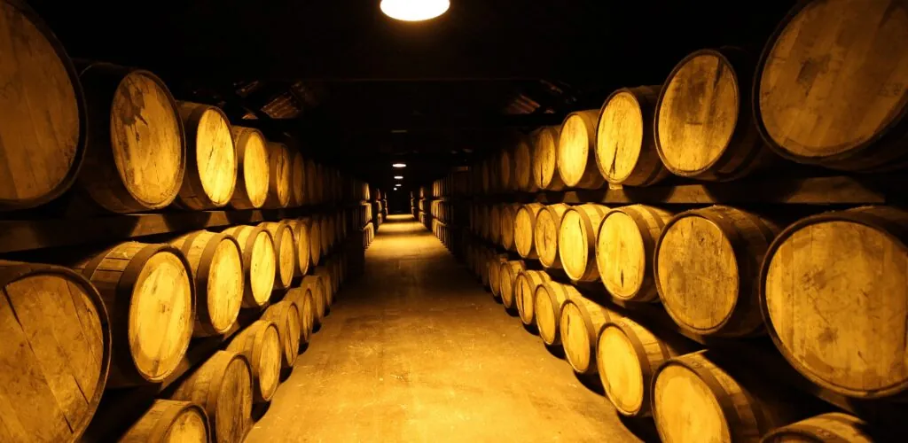 Midleton crée un whiskey affiné dans du châtaignier irlandais : une histoire entre Cork et Waterford