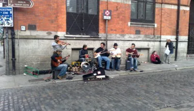 Musiciens de rue à Temple Bar Square, Dublin, en août 2009