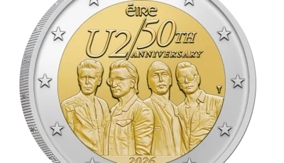 Face irlandaise de la pièce de 2 euros célébrant les 50 ans de U2 en 2026, avec les portraits des quatre membres du groupe.