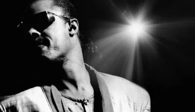 Stevie Wonder chantant au micro, photographie d’archives