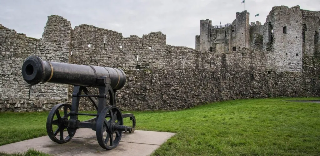 Remparts et donjon de Trim Castle avec un canon au premier plan