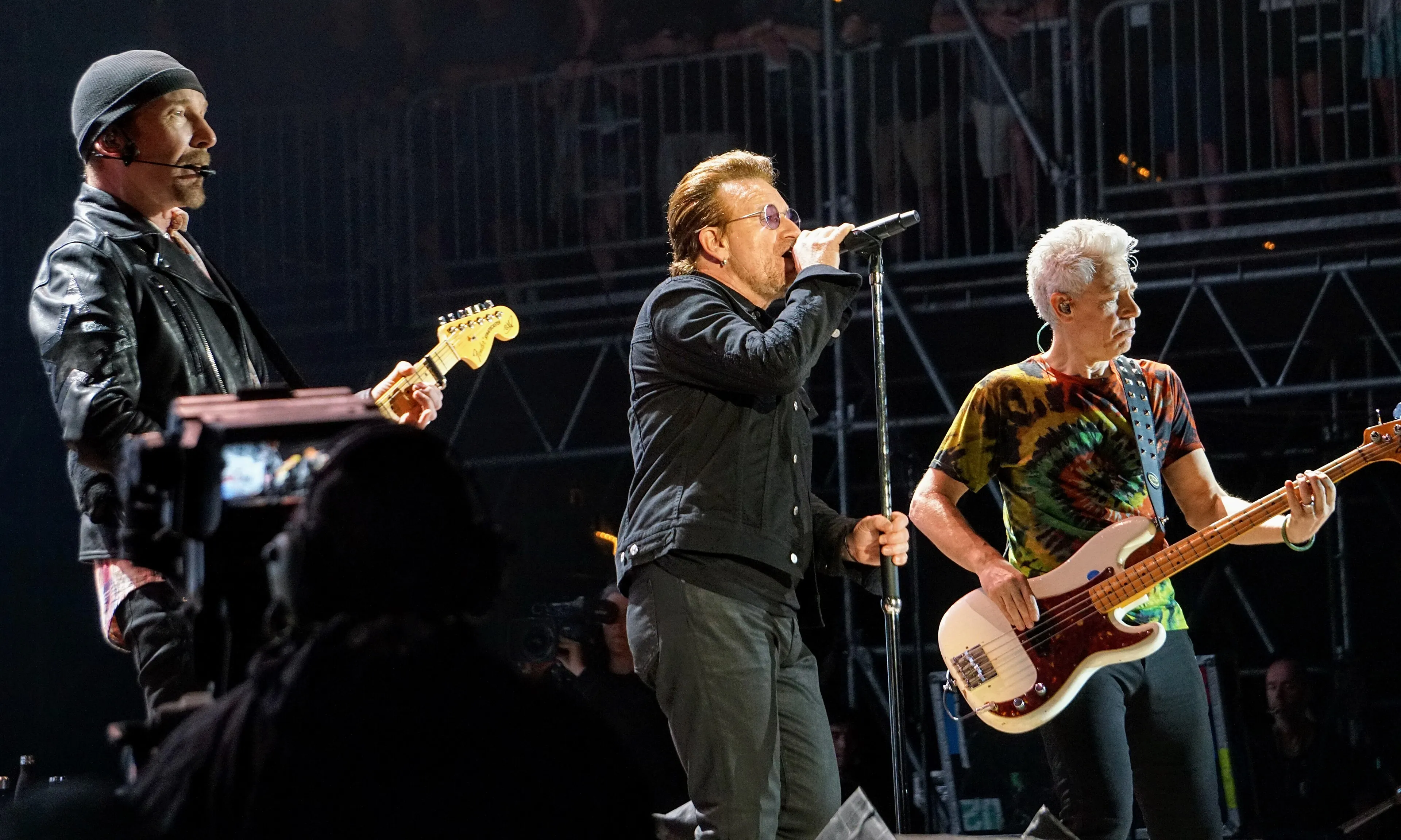 The Edge, Bono et Adam Clayton sur scène pendant un concert de U2 à Bonnaroo en 2017